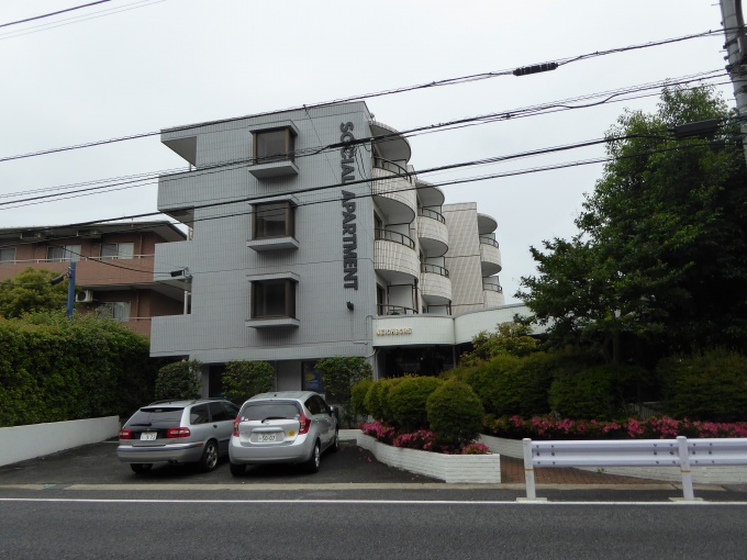 外観は既存を極力生かし、看板・照明等でデザイン性を向上