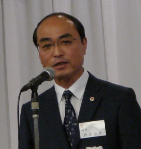 「前会長の意志と事業を確実に引き継いでいきたい」などと挨拶する内山新会長