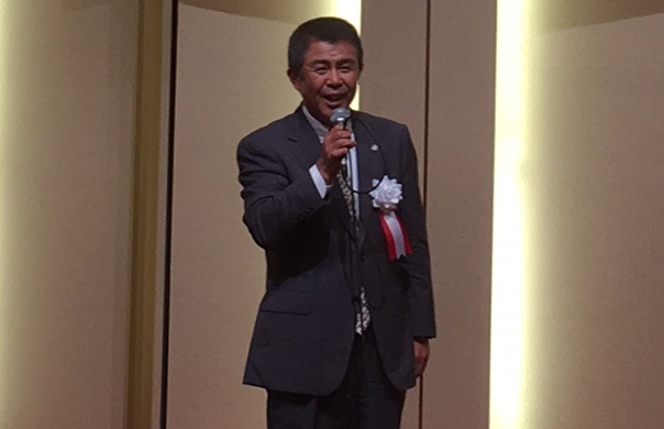 「膝と膝を交えながら会員の皆様の声を聞き、また我々の相談にものって頂きながら船出をさせて頂きたい」と抱負を述べた、加藤新会長