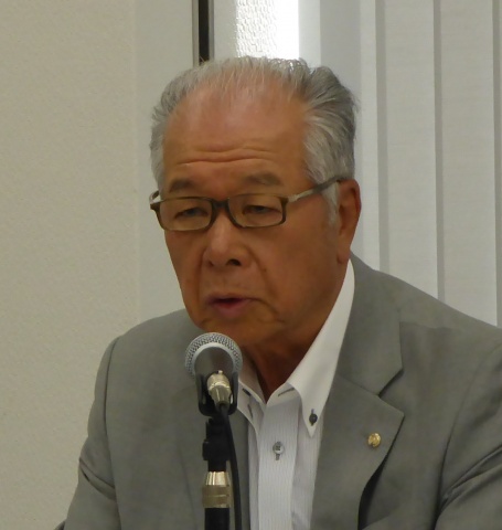 「一日も早く応急仮設住宅を建築する」と述べる樋口会長