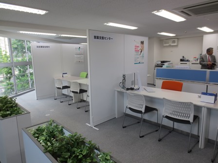 「開業支援センター」。専門スタッフ3名が常駐し、開業から協会入会に向けての流れを説明する