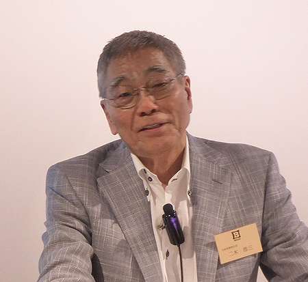 「単なる小屋ではない。モノをつくるというより時間をつくる。どんな目的で使うか、そんなマーケットを広げていきたい」などと抱負を述べる二木社長