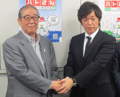 握手を交わす瀬川理事長(写真左)と岩名社長(同右)