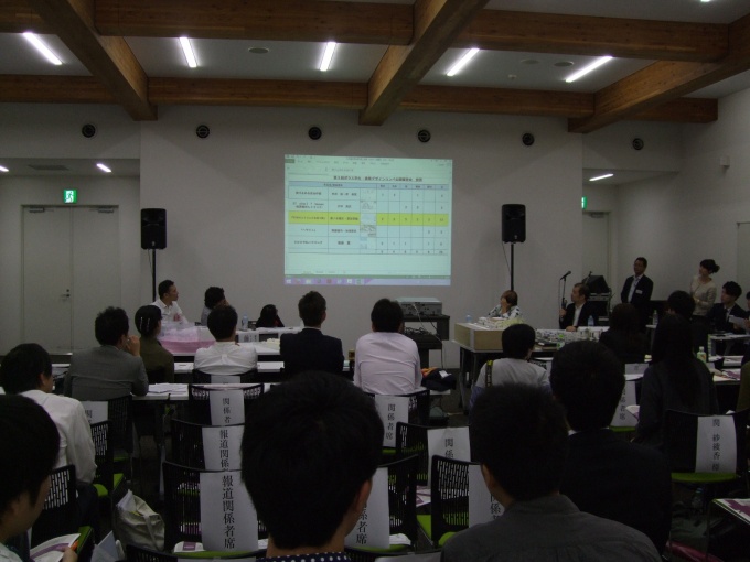 審査員の投票結果がスリーン上でその場で公開される
