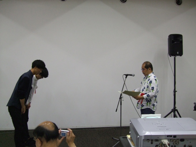 最優秀賞を受賞した法政大学大学院の道ノ本健大さんと、冨安達朗さん