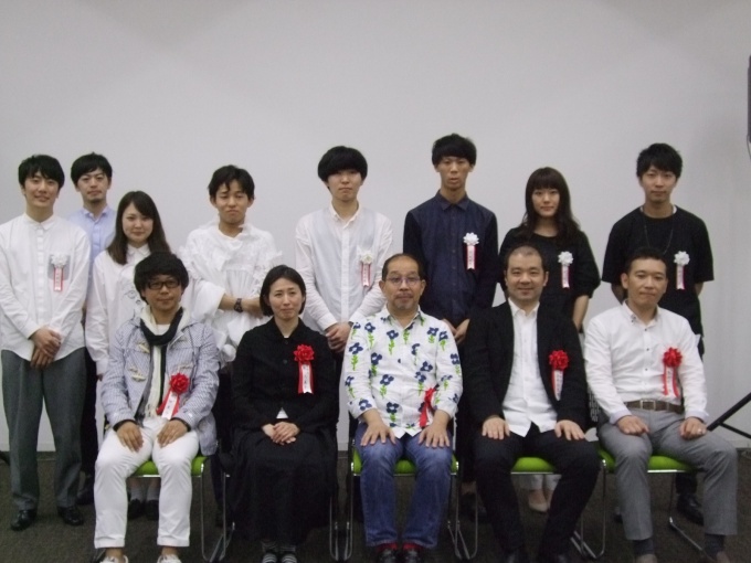 最終審査対象となった作品5点を発表した学生たちと5名の審査員