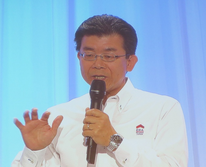 「日本で一番歴史のあるフランチャイズチェーンとして業界をリードしていこう」などと語る斎藤社長
