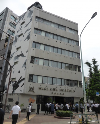 築50年のビルをコンバージョンしたホステル「WISE OWL HOSTELS TOKYO」外観