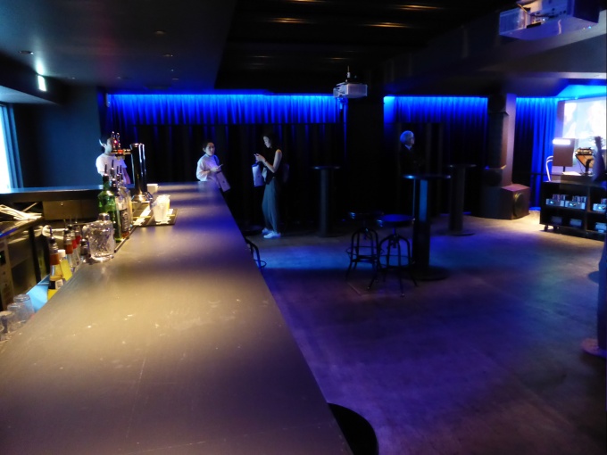 地階には音響にこだわったバー「HOWL」をオープン。ホテルに戻ってからも“遊びつくせる”環境を提供