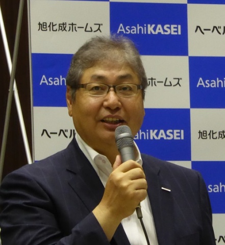 「間口を絞って同居の二世帯住宅を提案してきたが、これからは二世帯住宅のノウハウを生かし、近居、遠居にターゲット層を広げて提案する」などと述べる川畑氏