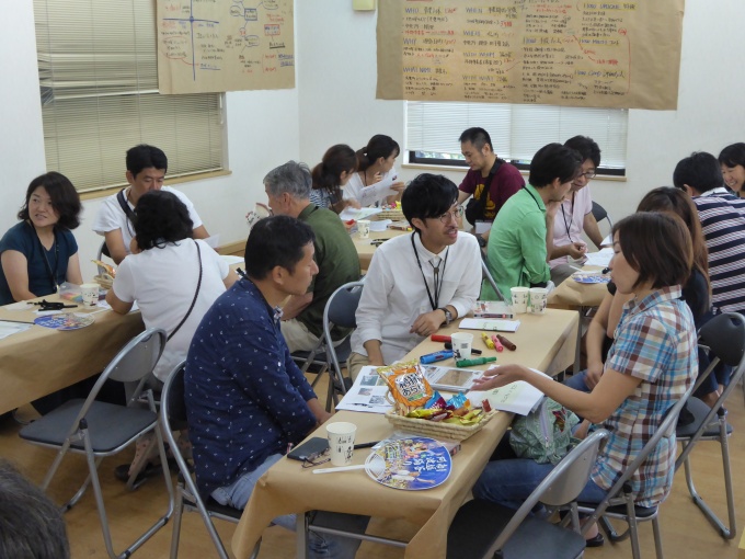 「光葉町ミライ会議」の様子。中央グリーン開発のスタッフと住民がざっくばらんにまちの方向性を話し合っている