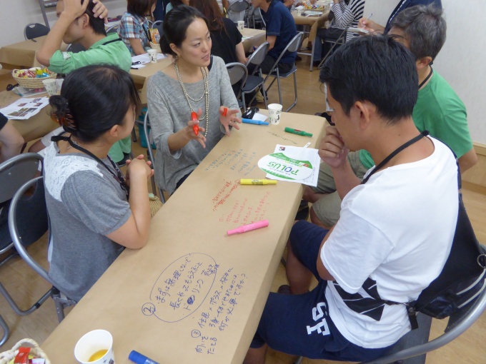 「光葉町ミライ会議」で住民と意見を交わす横谷氏(写真中央)