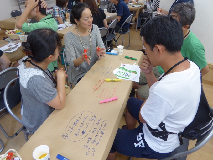 「光葉町ミライ会議」で住民と意見を交わす横谷氏（写真中央）