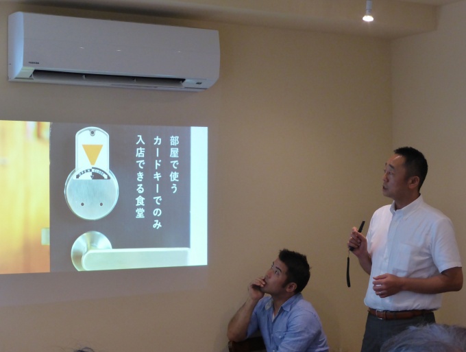 トーコーキッチンの取り組みについて説明する東郊住宅社の池田氏(写真右)