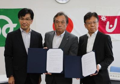 覚書を交わした双葉町長の伊澤史朗氏(写真中央)とUR都市機構理事長の中島正弘氏(写真右)。写真左は復興庁福島復興局長の木幡 浩氏