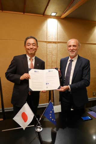 協定を結んだ末永会長(左)とルイス代表(右)