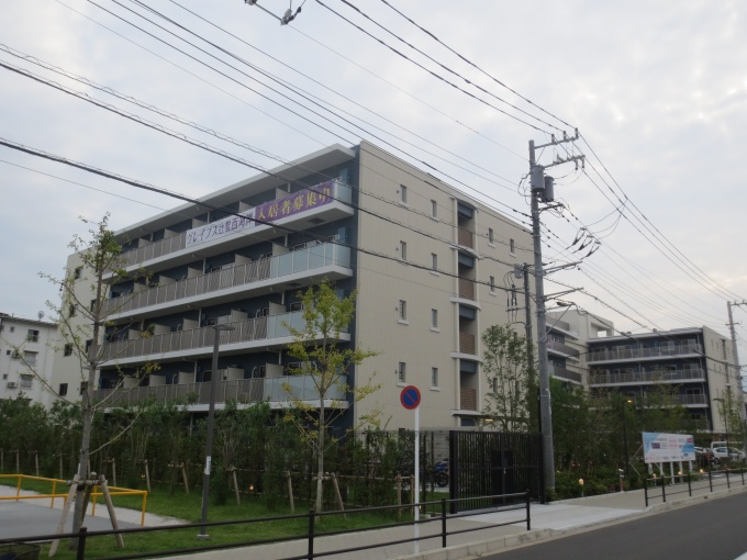 「グレイプス辻堂西海岸」外観。URの辻堂団地の再生計画の一環として、高齢化した住民が地域で暮らせるように高齢者住宅が計画された