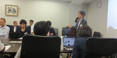 「最新テクノロジーが不動産業界をどう変えていくか、共通認識を持っておくべき」と語る中川座長(写真右)