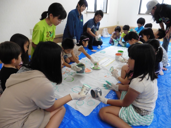 8月に行なわれたDIYイベントでは、子供たちがコミュニティカフェのシンボルフラッグを手づくりした