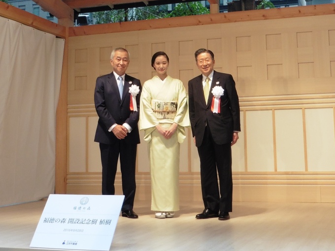 左から菰田正信社長、蒼井 優さん、岩沙弘道会長