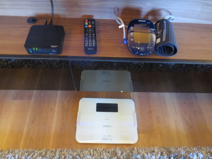 各住戸には、データ転送のための光BOX、ウェラブル端末、体組成計、血圧計などが1組提供される。これらの端末で収集したデータを基に、国立循環器病研究センターが年4回生活習慣等についてのアドバイスを行なう