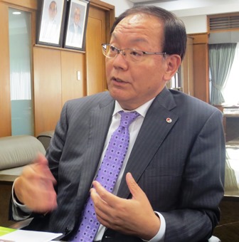「不動産会社の枠を超えたサービスを消費者に提供していく」などと語る阪井会長
