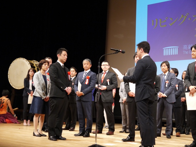 大賞表彰状授与の様子。森川会長より表彰状と記念のオブジェが授与された
