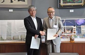 協定書を取り交わす豊島区長の高野之夫氏(写真右)とUR都市機構東日本都市再生本部長の新居田 滝人氏(同左)