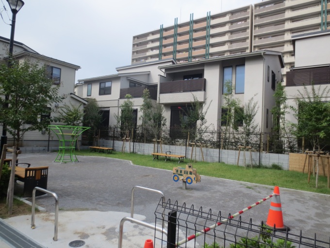 戸建て住宅街における提供公園は、法律上仕方なく設けられる「おまけ」だが、この住宅街では「主役」。公園を取り囲む街区は南側の日照と採光が保証されることもあり、団地内では高価格となっている