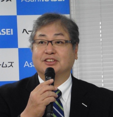 「建てるだけではなく、その後の保証やアフターサービス、賃貸経営サポートも含めたサービスを提供していく」などと抱負を語る同社取締役兼専務執行役員マーケティング本部長の川畑氏