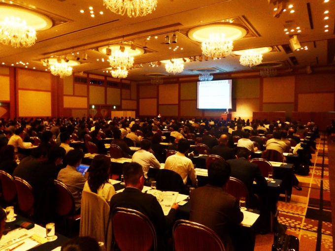 会員企業の経営者や営業スタッフなど、約400人が参加した