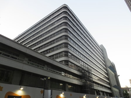 部分解体工事に着手した「日本ビル」。写真奥側を解体し、建物と一体となっている東京都の下水ポンプ場棟を新築し、移設する。手前部分は、耐震補強を行なった上で改修し、5年間にわたりオフィスビルとして利用する