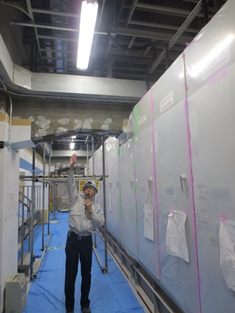 解体部分にあった特高電気室は、周辺ビルへの給電を担っているため、既存部分へ移設。2階層吹き抜けとし、巨大なトランス等の変電設備を収める