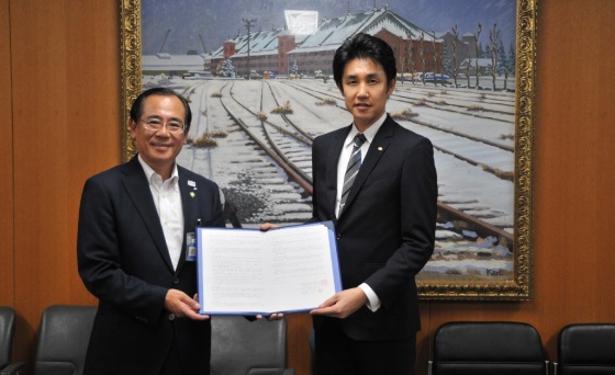 覚書を締結した二宮区長(左)と桑原第6営業ブロック長(右)