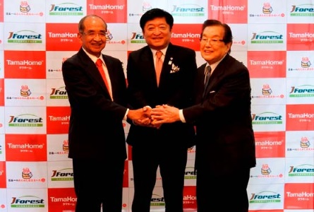 左から大分県知事の広瀬勝貞氏、タマホーム(株)代表取締役会長兼社長兼CEO玉木康裕氏、大分県森林再生機構理事長の岩崎泰也氏