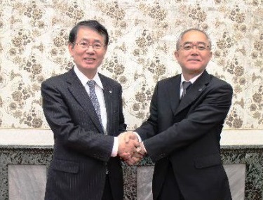 九州大学の久保総長(左)と、都市機構の内山支社長(右)