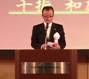 祝賀会で挨拶する千振会長