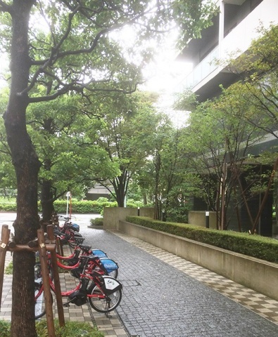 「フェイバリッチタワー品川」に設置されたサイクルポートと自転車