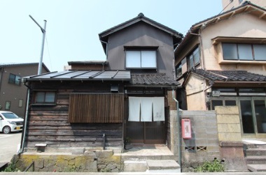 一棟貸し切りスタイルの宿「橋端家」外観