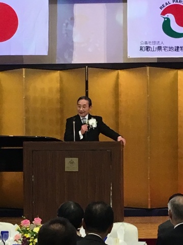 感謝の意を述べる、赤間会長