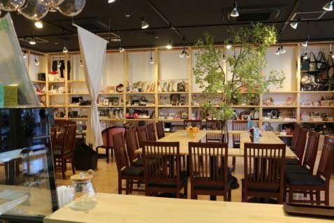 「新川崎タウンカフェ」の店内