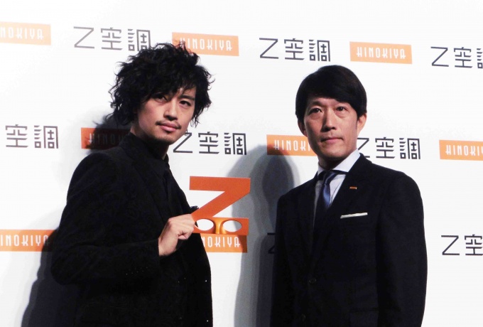 (左)CMイメージキャラクターの俳優の斎藤 工氏と(右)(株)桧家ホールディングス代表取締役社長の近藤 昭氏