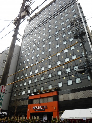 5路線が乗り入れる「日暮里」駅徒歩2分に立地する「アパホテル<TKP日暮里駅前>」外観
