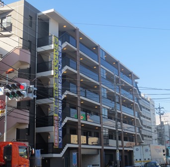「ルジェンテ向ヶ丘遊園」外観。交通量の多い府中街道に面していることから、遮音サッシを採用している
