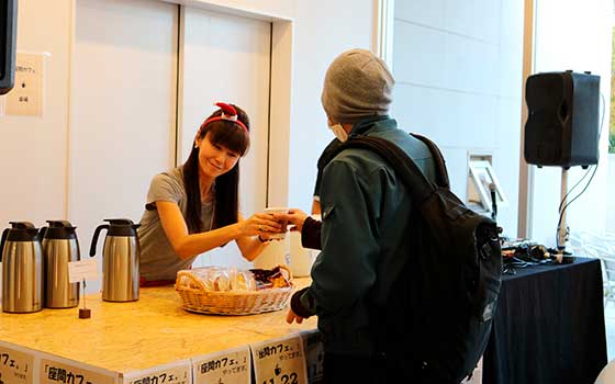 共用棟で気軽に休憩してもらえるよう、コーヒー・紅茶とお菓子を無料で配布した