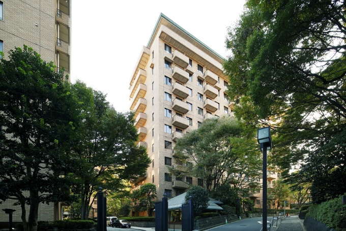 同社の「R100 TOKYO」では、都内の緑豊かで歴史ある邸宅地に立地、100平方メートル以上のマンションにこだわっている（写真は「広尾ガーデンヒルズF棟」（東京都渋谷区、総戸数63戸）、写真提供：（株）リビタ）
