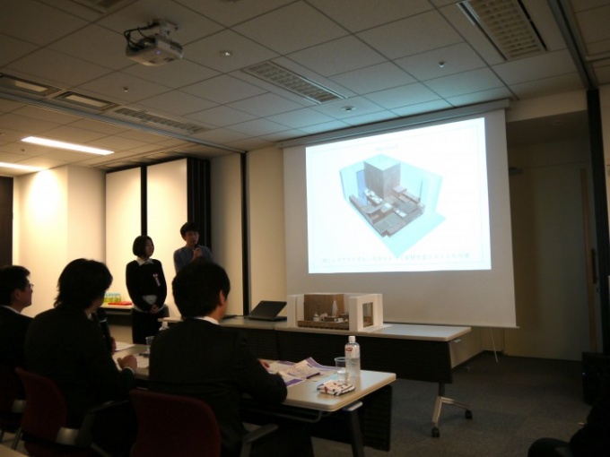 最優秀賞を受賞した芝浦工業大学大学院の大部杏奈氏、髙田 生太郎氏のプレゼンの様子