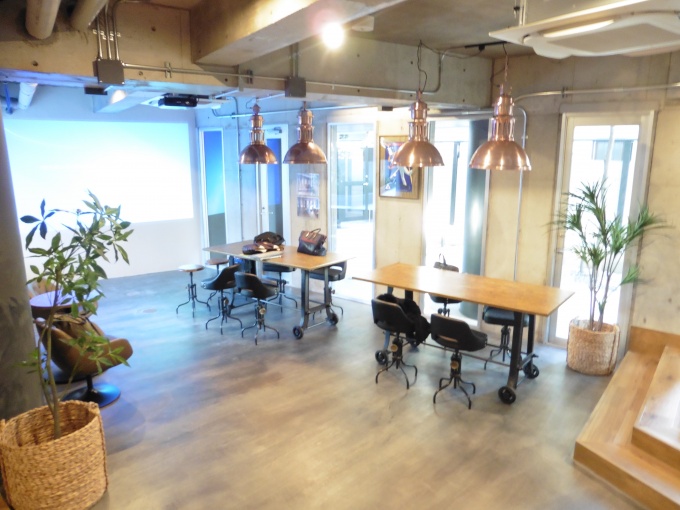 玄関に隣接したラウンジ。入居者以外の人も招待できるパブリックスペース