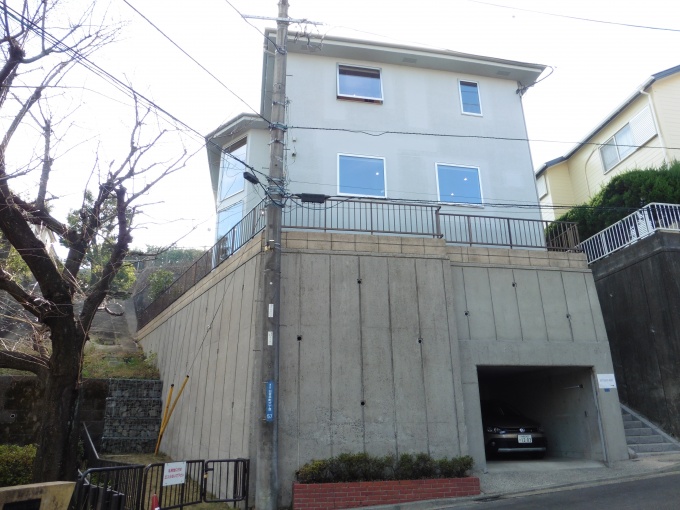 「日吉本町の家」外観。坂道の多いエリアで、敷地には外部アプローチ階段と擁壁がある