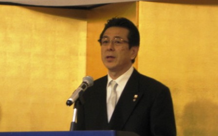 挨拶する渡邊支部長